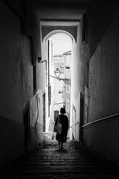 Das Mädchen in einem engen Treppenhaus | Lissabon