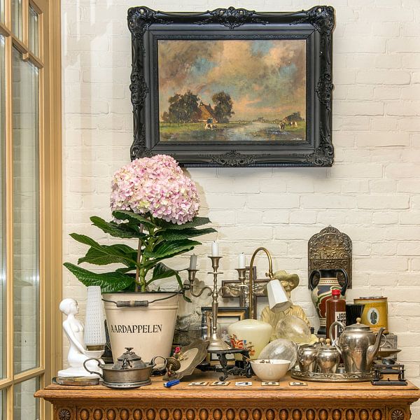 Vintage, brocante en hortensia op een tafeltje van Hanneke Luit