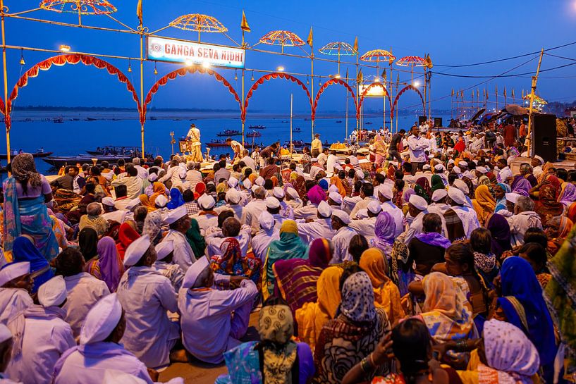 Die heilige Zeremonis in Varanasi Indien von Roland Brack
