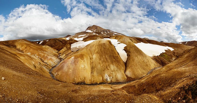 Panorama ockerfarbene Bergkette mit Schneeresten von Ralf Lehmann
