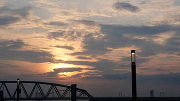 Spoorbrug bij zonsondergang, Nijmegen, Nederland van themovingcloudsphotography