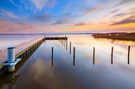 Ein wunderschöner farbenfroher Sonnenaufgang über dem Zuidlaarder See in Drenthe von Bas Meelker Miniaturansicht