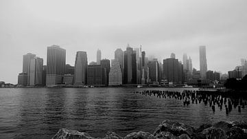 Lower Manhattan vanaf Brooklyn in de mist van ticus media
