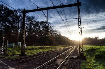 Zonsondergang bij het spoor