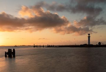 Vuurtoren tijdens zonsondergang in Hellevloetsluis van Rob Saly