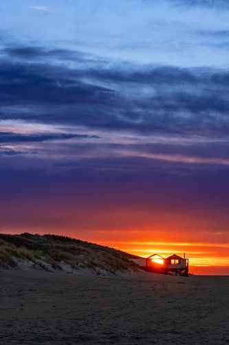 Eenzaam strandhuis bij zonsondergang