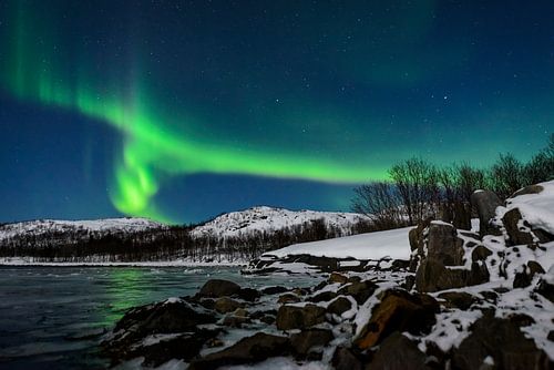 Noorderlicht of poollicht boven Senja in Noord Noorwegen