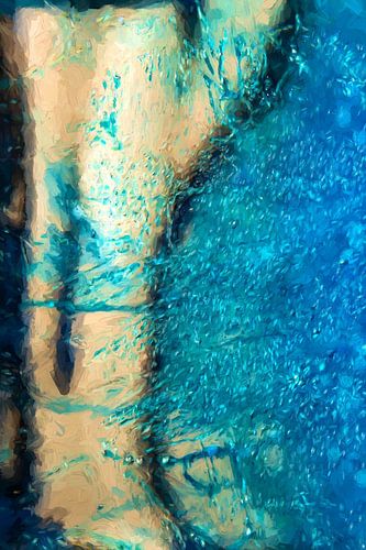 Een blauw oceaan overspoeld het strand.