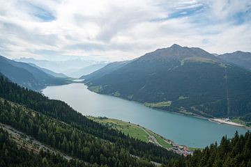 Uitzicht over het meer van Reschen van Leo Schindzielorz