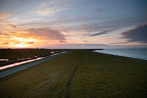 Der Deich auf Ameland bei Sonnenaufgang