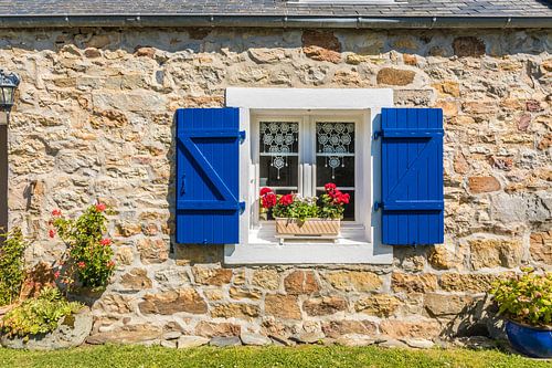 Kleurrijk raam in het gehucht Montourgard, Bretagne