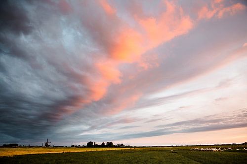 Zonsondergang op een dijkje in west friesland