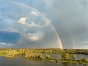 Regenbogen während eines herbstlichen Regenschauers über der IJssel