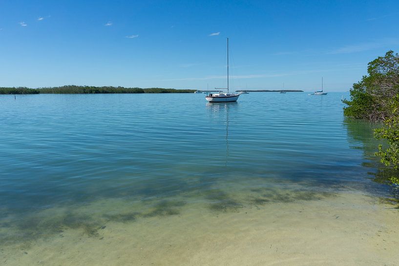 USA, Floride, Bateaux sur l'eau des clés de Floride entre la forêt de mangrove par adventure-photos