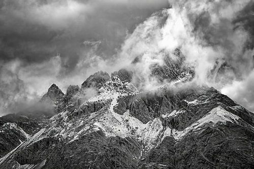 Toppen van de Tiroler Alpen in de wolken