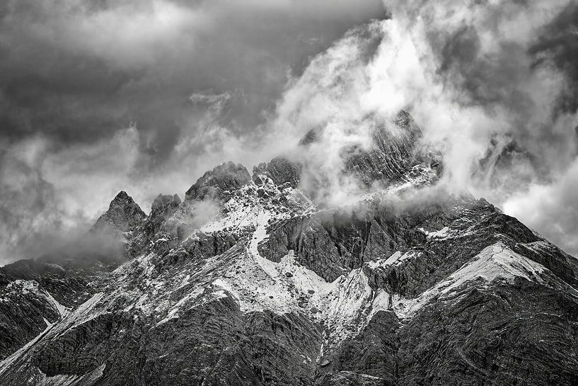 Les sommets des Alpes tyroliennes dans les nuages par Heiko Meier