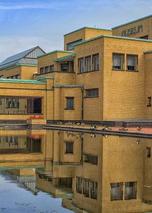Kunstmuseum in Den Haag spiegelt sich im Teich