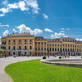 Paleis Schönbrunn met de Ehrenhofbrunnen, Wenen , Oostenrijk, van Rene van der Meer