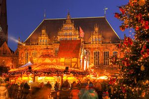 Altes Rathaus und Weihnachtsmarkt am Marktplatz bei Abendd�mmerung, Bremen, Deutschland