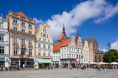 Neuer Markt mit historischen Giebelhäusern