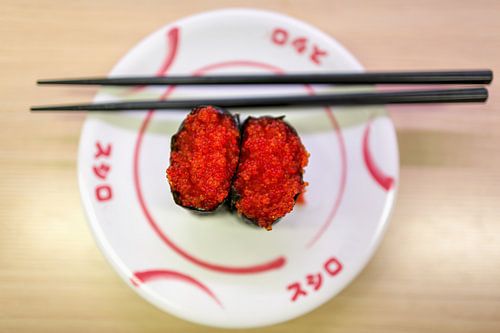 Sushi op het witte bord