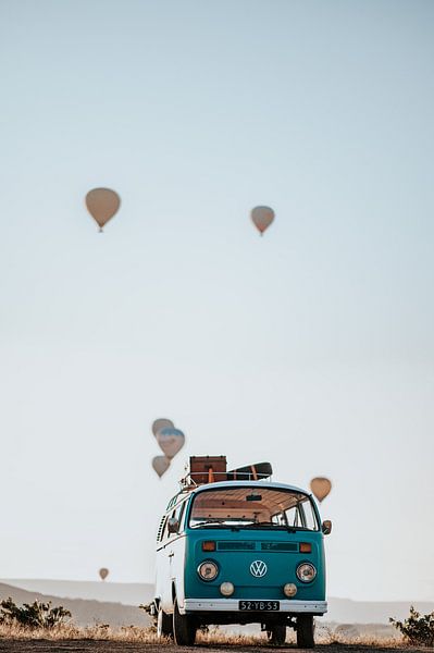 Volkswagen busje met luchtballonnen in Turkije van Milene van Arendonk