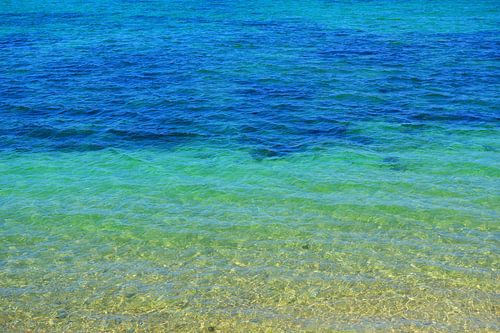 De lagen van de oceaan: zand, turkoois en blauw