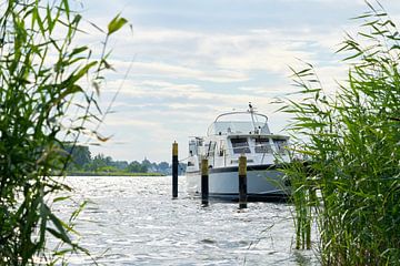 Boot bij een aanlegsteiger aan de oever van de rivier de Havel bij Töplitz