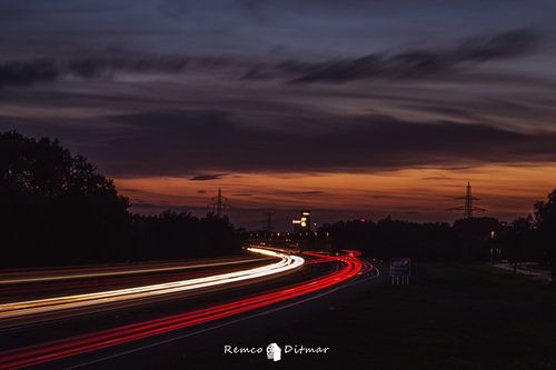 Nachtelijke A1: Lichtsporen en Stedelijke Glans bij Westermaat