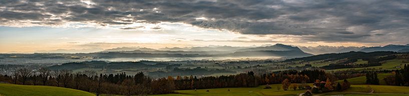 Zonsopgang over de Allgäu en de Alpen van Leo Schindzielorz