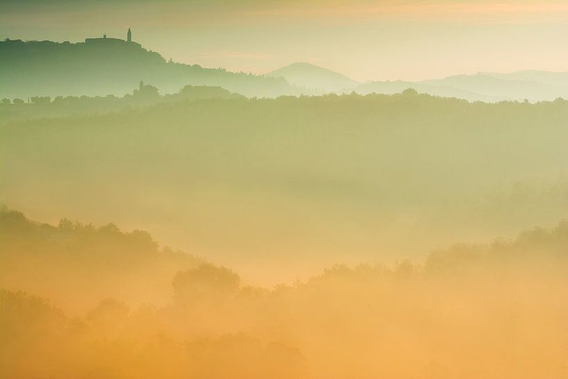 Morning dawn in Val d'Orcia, Tuscany. by Filip Staes
