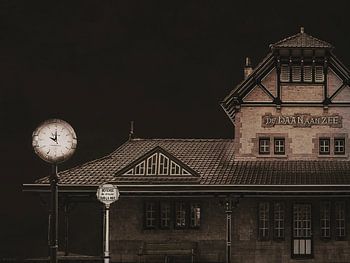 STRASSENBAHNHALTESTELLE AM MEER DE HAAN, BELGIEN