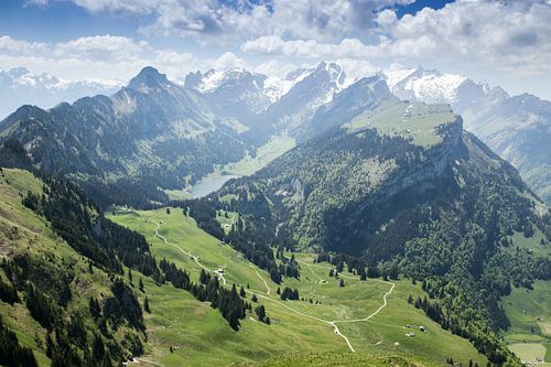 Vue panoramique du massif de l'Alpstein avec le lac Sämtiser au milieu