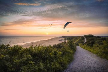 In Pursuit (paragliders Zoutelande) by Thom Brouwer