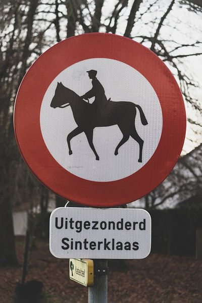 Lustiges Straßenschild: Sinterklaas von Imladris Images