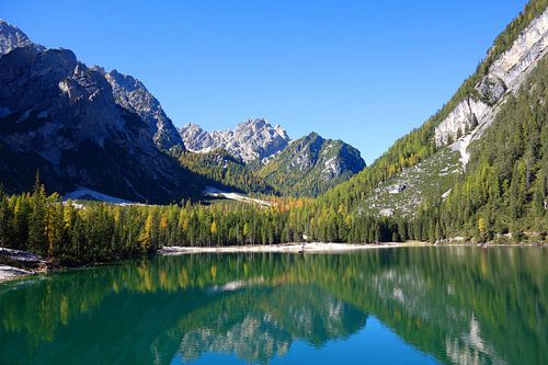Pragser Wildsee mit Spiegelung im herbstlichen Sonnenlicht