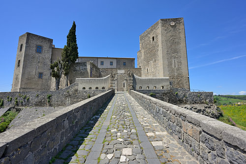 Die Burg von Melfi mit alter Brücke zum Burgtor