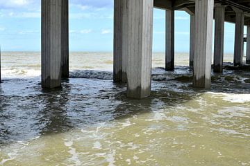 Piliers en béton dans la mer sur Lilly Wonderz