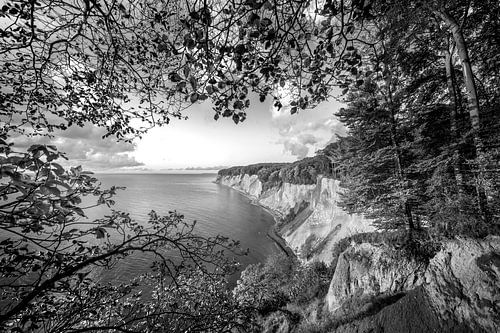 Krijtrotsen aan de kust van Rügen in zwart-wit