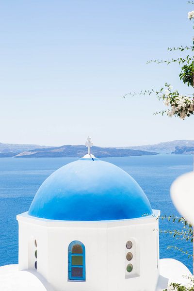 Église orthodoxe grecque à Santorin, Grèce par Nikkie den Dekker | photographe de voyages et de style de vie