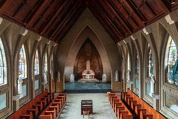 Hemelse Leegte: Bovenaanzicht van het Altaar, Bankjes en Orgel in een Verlaten Klooster