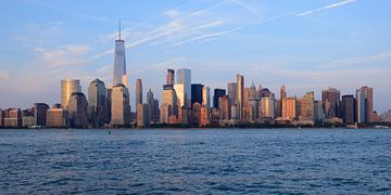 Lower Manhattan Skyline in New York tijdens zonsondergang van Merijn van der Vliet