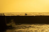 Surfer rennend naar de golven in Scheveningen van Bart Hageman Photography thumbnail
