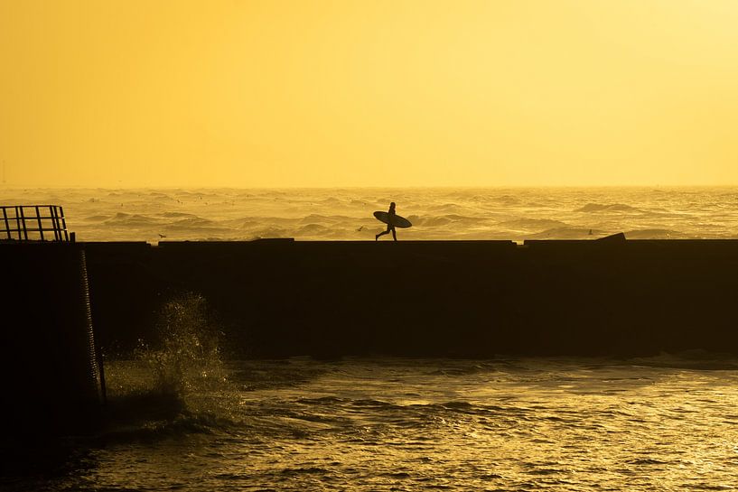 Surfer rennend naar de golven in Scheveningen van Bart Hageman Photography