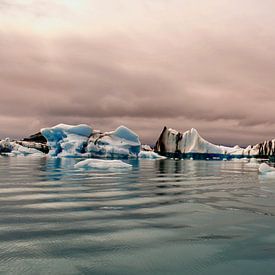 Icebergs in the Jökulsárlón glacial lake in Iceland by Patricia Hofmeester
