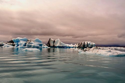 Eisberge im Gletschersee Jökulsárlón in Island