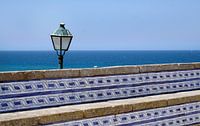 Küstenstraße in Ericeira, Portugal an einem sonnigen Tag