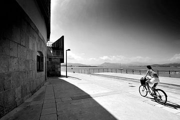Cycliste dans le paysage, Espagne (noir et blanc) sur Rob Blok