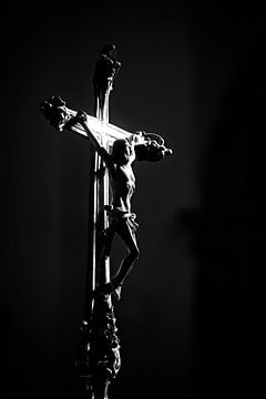 Crucifix in het zonlicht (zwart-wit) van Fotografie Jeronimo