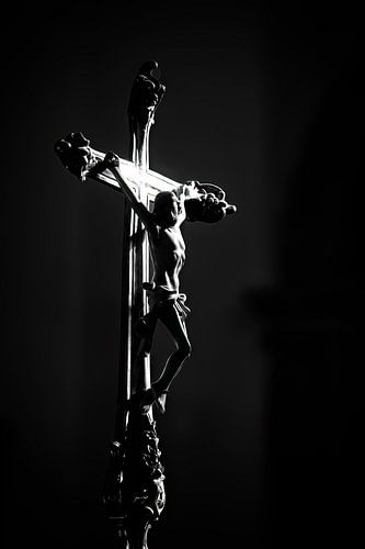 Crucifix in the sunlight (black and white) by Fotografie Jeronimo